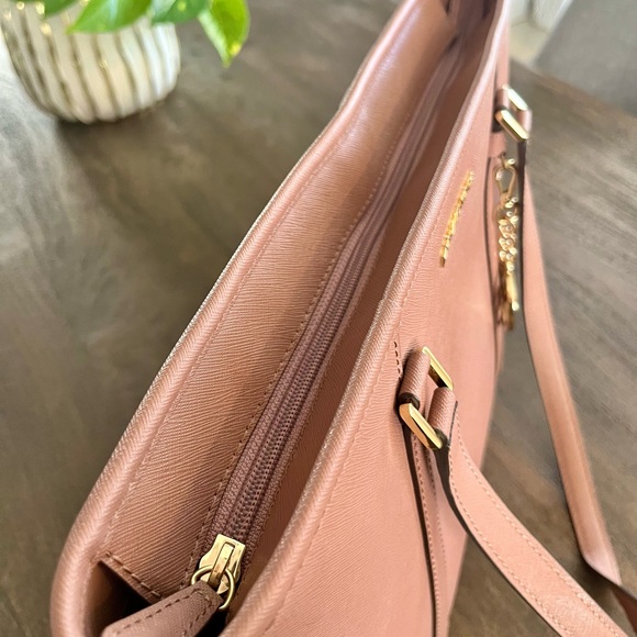 Michael Kors Jet Set Leather Tote in Powder Blush - Picture 6 of 12